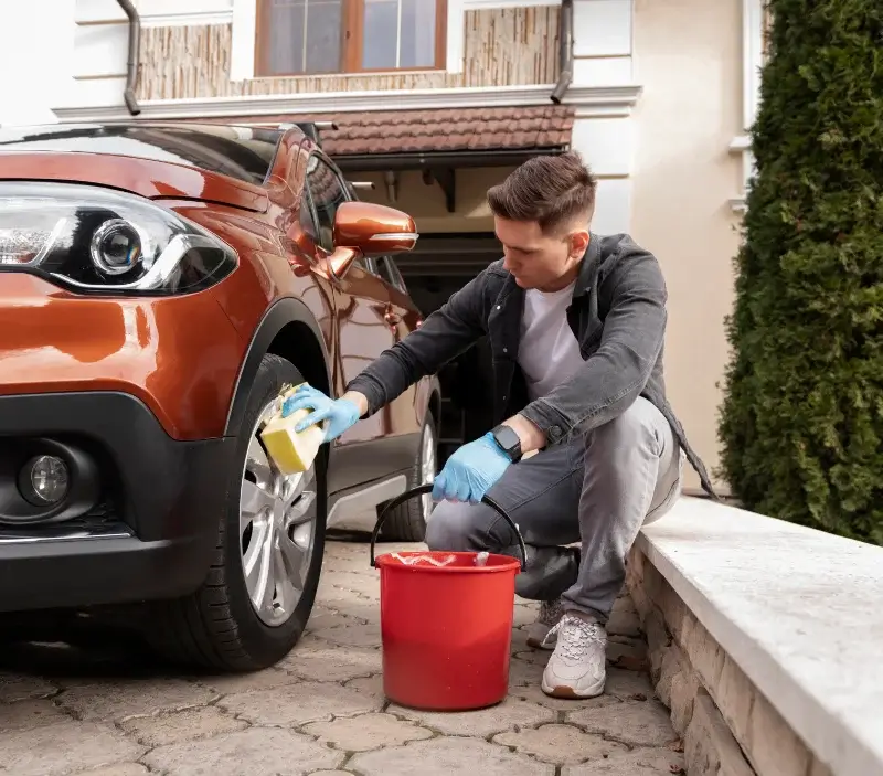 Lavage auto à domicile Val d'Issoire : professionnel intervenant sur un véhicule